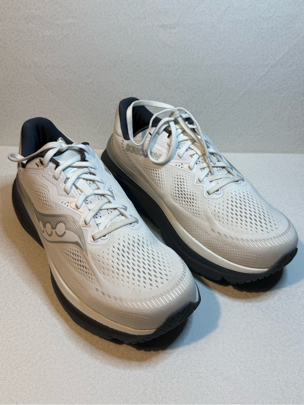 Saucony Guide 19 White Grey Running Shoes Sneakers Max Cushion PWRRUN Size 10.5W